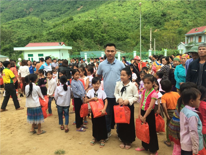 Trường Tiểu học Gia Thượng với chương trình từ thiện tại xã Tam Chung, 
                    huyện Mường Lát, tỉnh Thanh Hóa